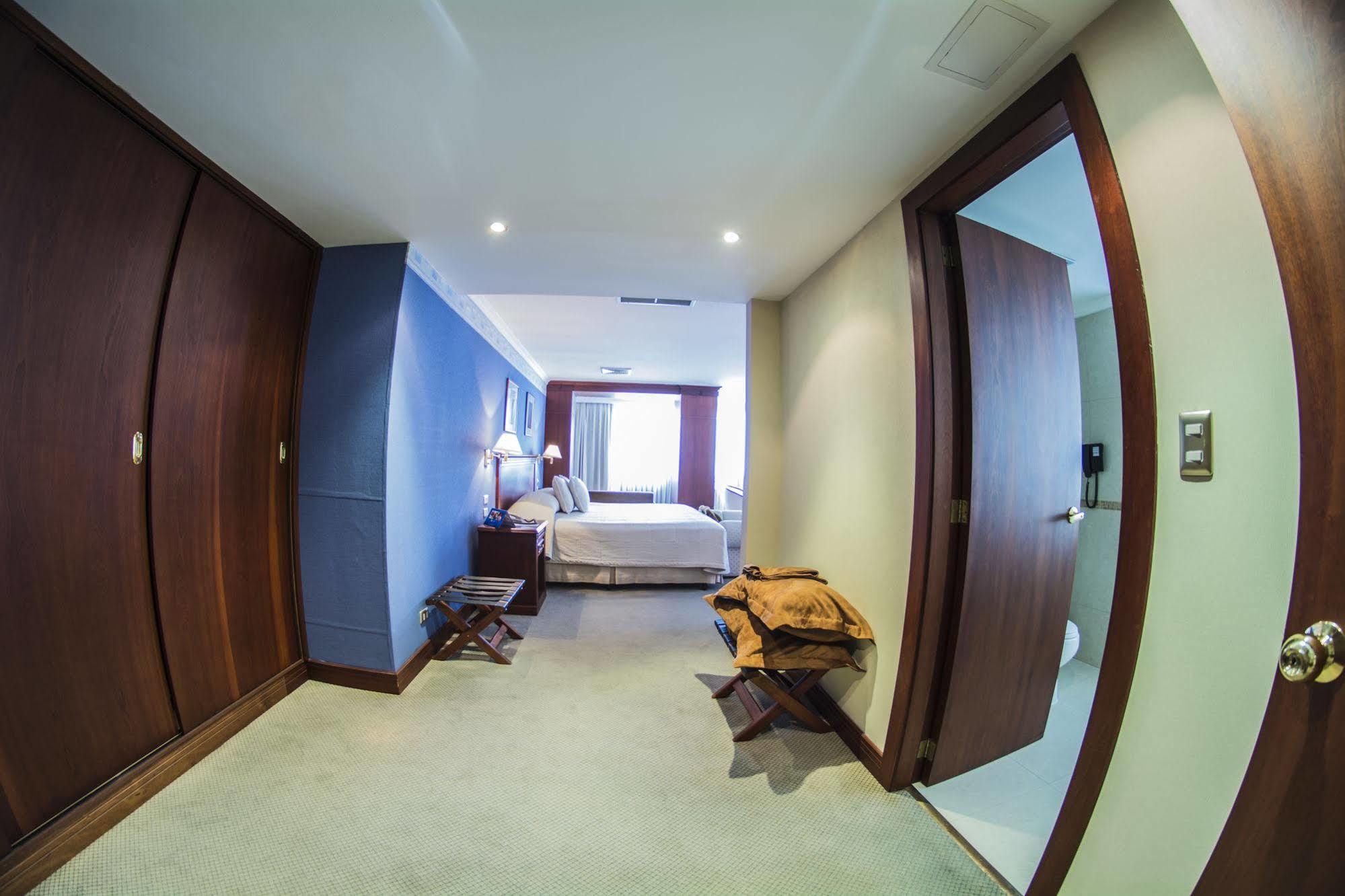 Hotel Emperador Ambato Exterior photo